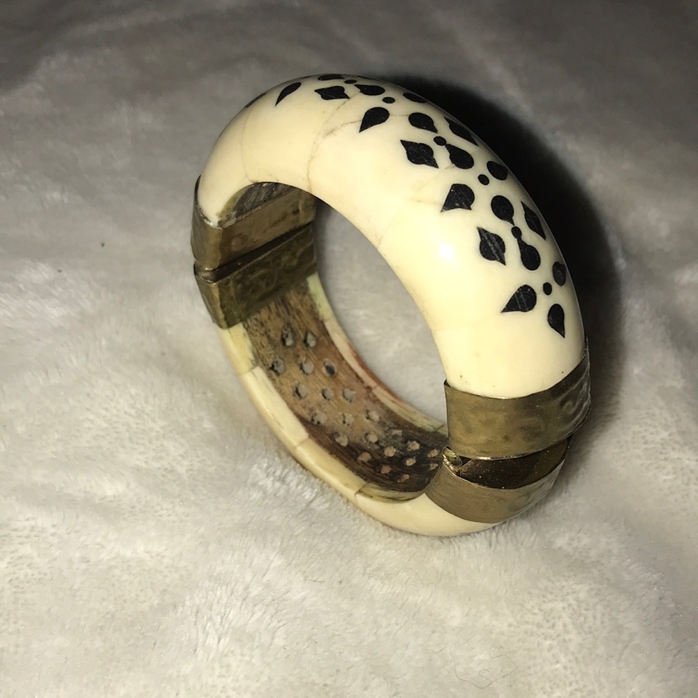 Ivory Toned Bangle Bracelet with Black Inlay